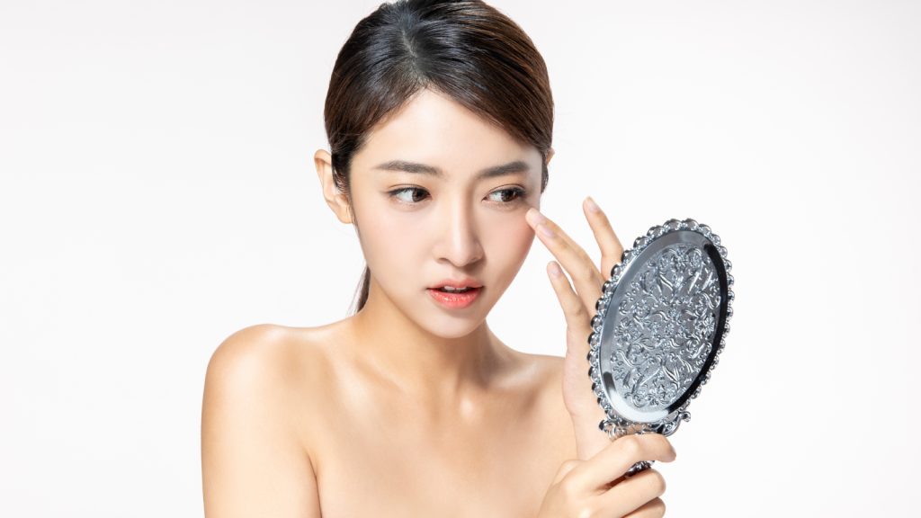 醫師為患者施打玻尿酸