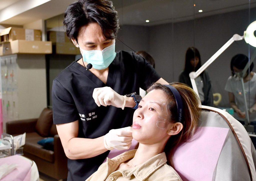 顏百駿醫師實際針劑注射情況。