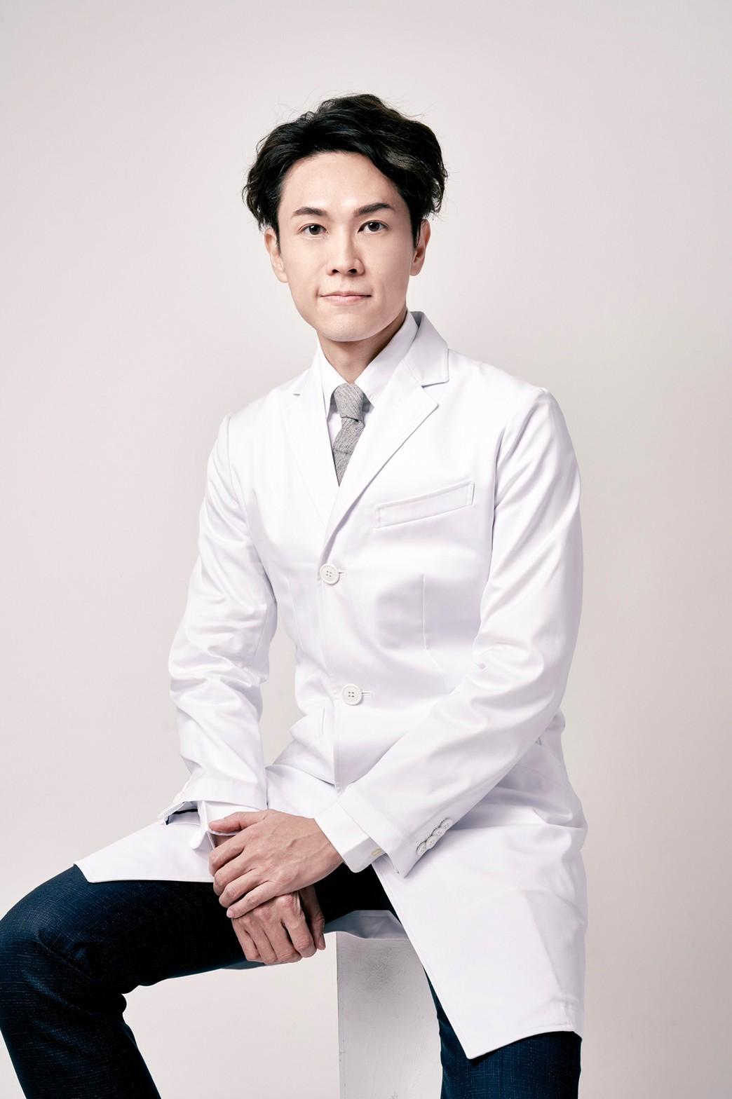 整形外科醫生 Yen Bai-Jun 博士坐著拍照。