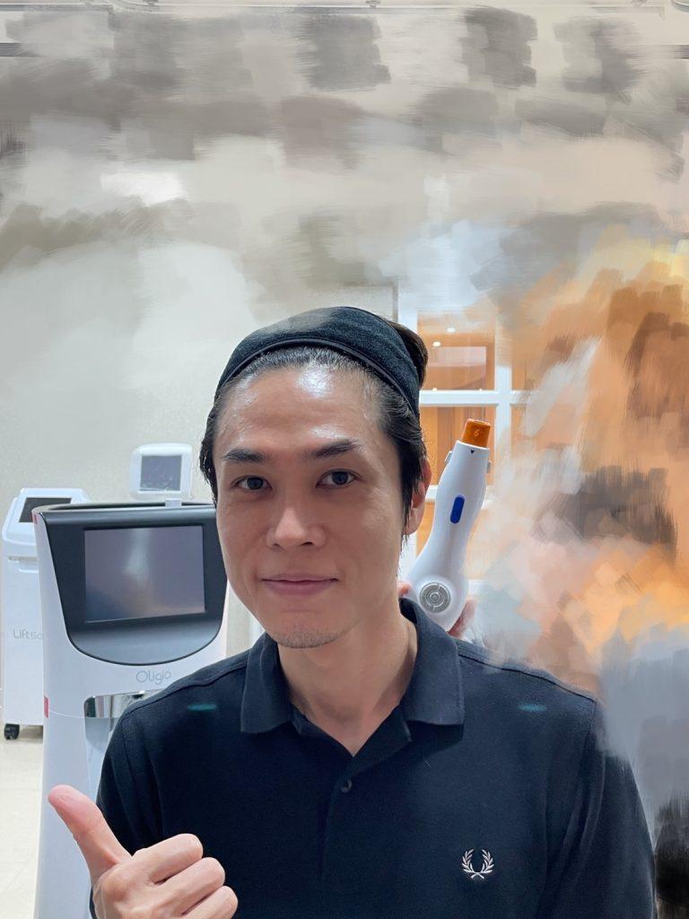 一位男士手持超音波刀 (Ultherapy),豎起大拇指。您有考慮用超音波刀 (Ultherapy) 或熱瑪吉 (Thermage) 來緊緻肌膚嗎?