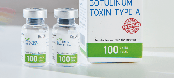 包裝旁邊是兩瓶亞洲A型肉毒桿菌毒素（每瓶100單位）。已獲FDA批准。