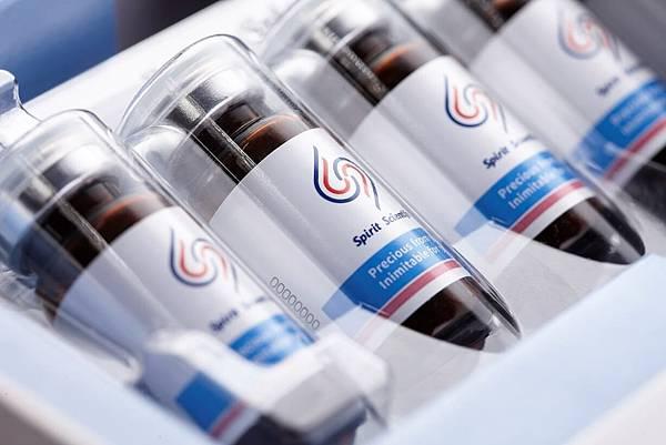 PLT凍晶小瓶的特寫,標示著「獨一無二的生命之珍品」。