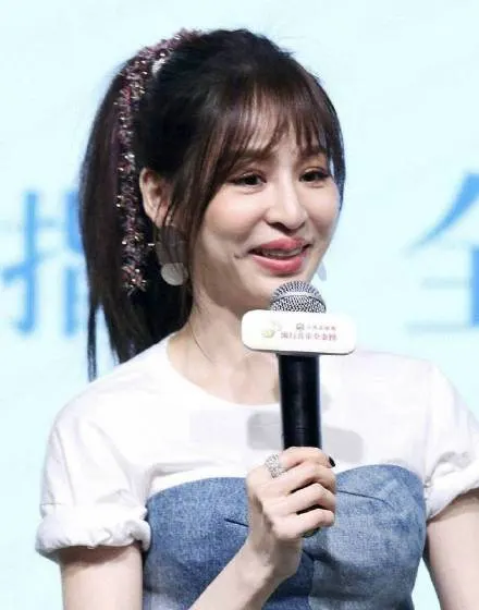 演講中的女性,手持麥克風。臉部微整新趨勢相關內容。