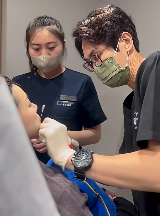 暖男醫師正在為患者進行臉部微整諮詢,助理在一旁協助。臉部醫美設計。