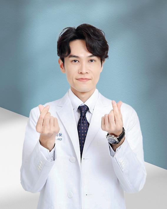 微笑的男醫生用手做心形。 微整形醫師