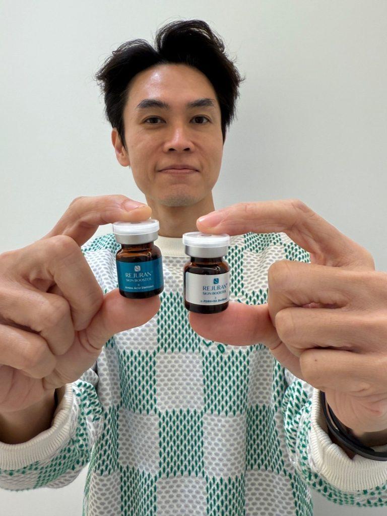 一名男子手持兩瓶 Rejuran Skin Booster。