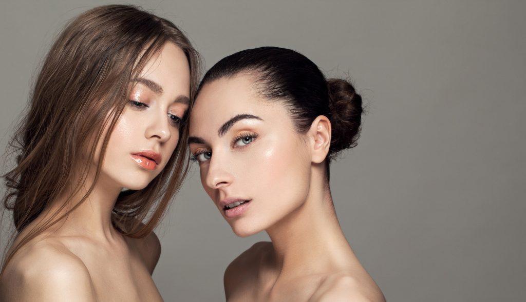 兩位女性的肌膚完美無瑕,展現出年輕的膚色。