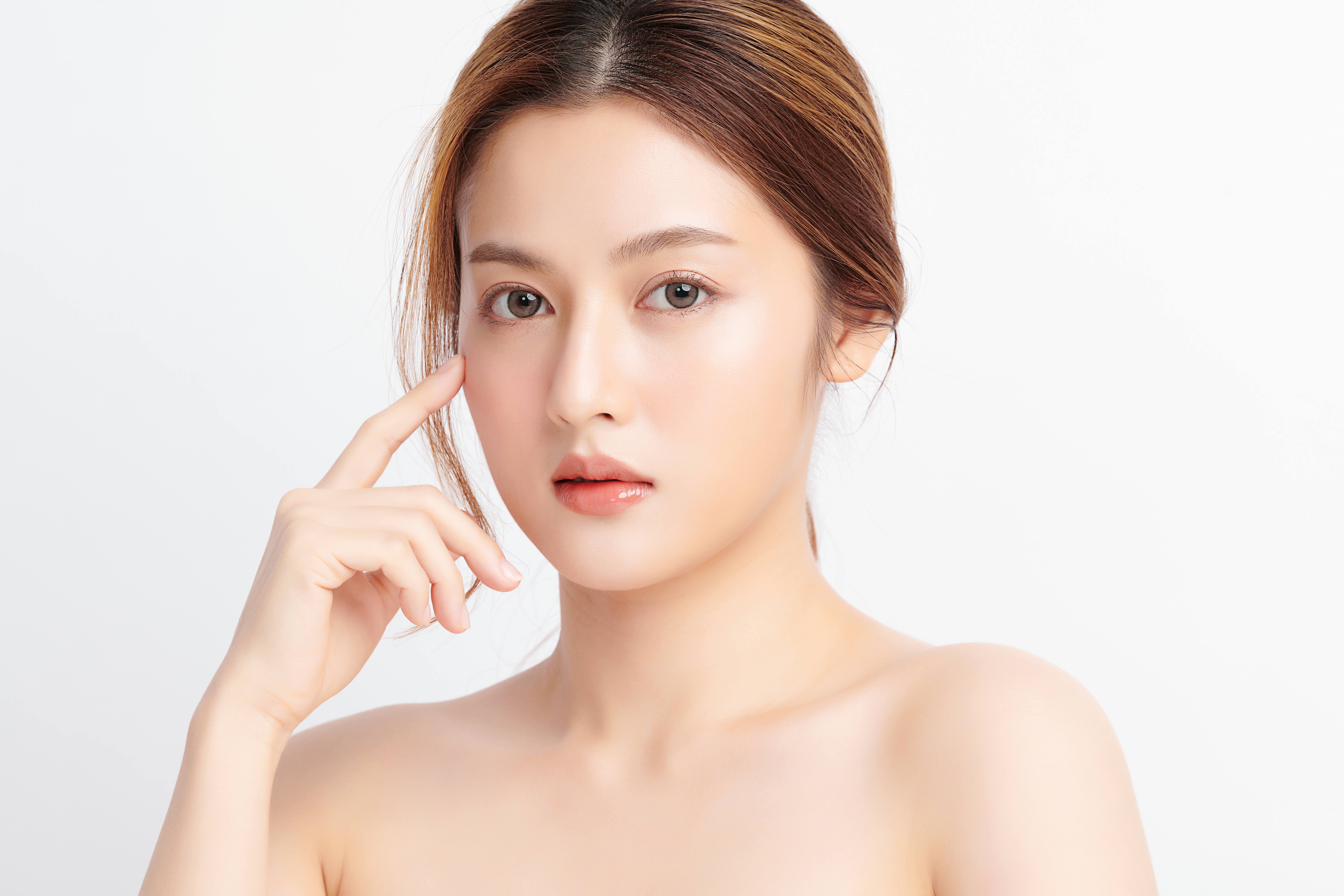 Read more about the article 春夏肌膚保養攻略｜乾燥、油性、敏感肌全方位醫美與居家護理