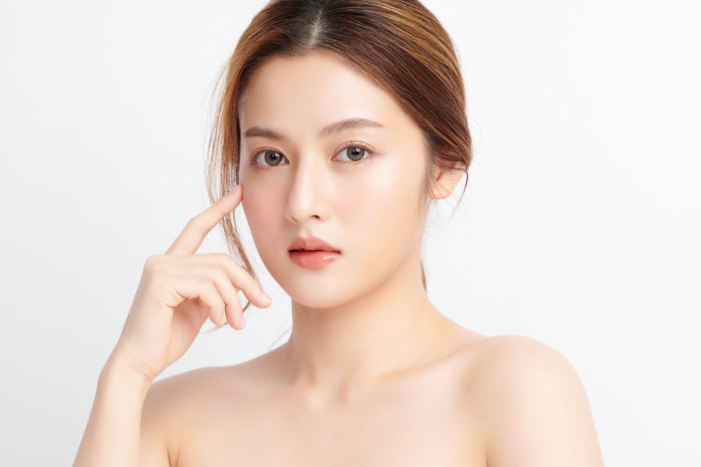 年輕女性的特寫,肌膚潔淨健康。非常適合護膚和美妝部落格。