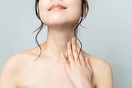 Read more about the article 頸紋醫美推薦｜3大療程有效改善脖子細紋與鬆弛 