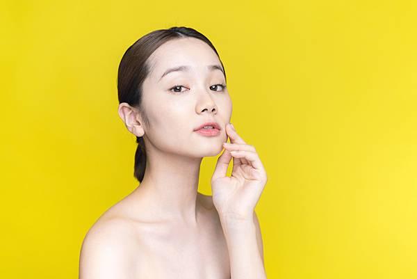 擁有完美臉部輪廓的女性,展現年輕肌膚和清晰的下顎線條。打造完美臉部輪廓。