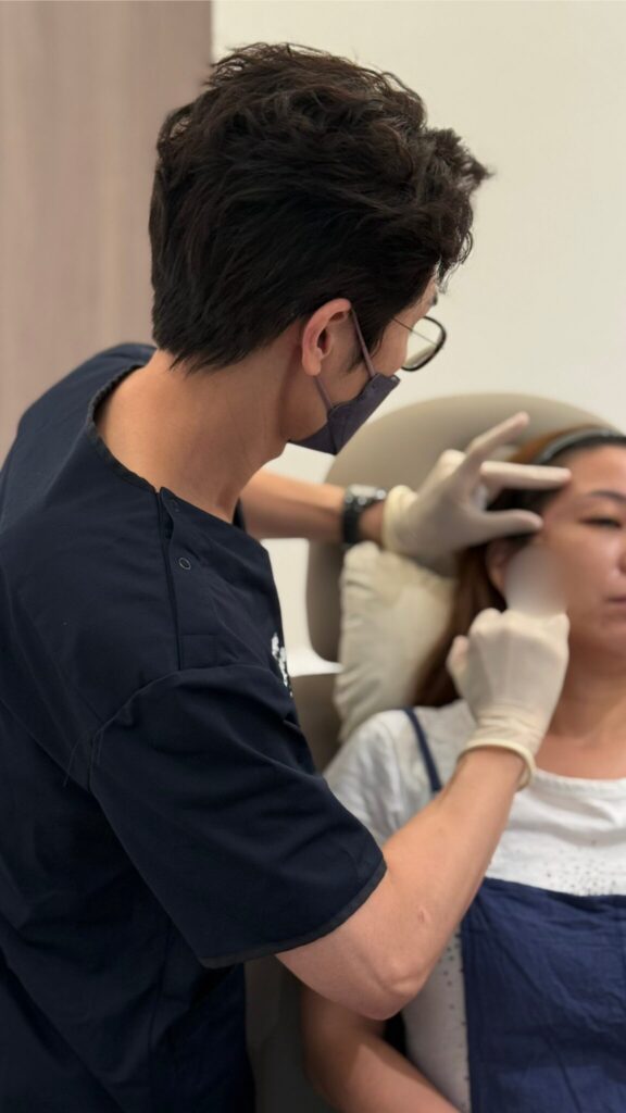 醫生正在為病人進行醫美療程，可能為「4D 童妍針」注射