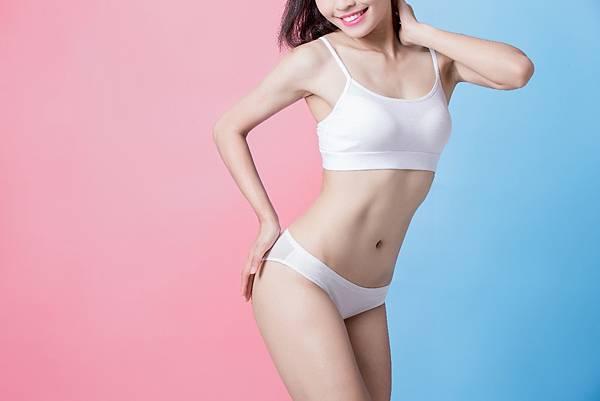 穿著白色內衣的苗條身材女性,展現有效的減脂效果。