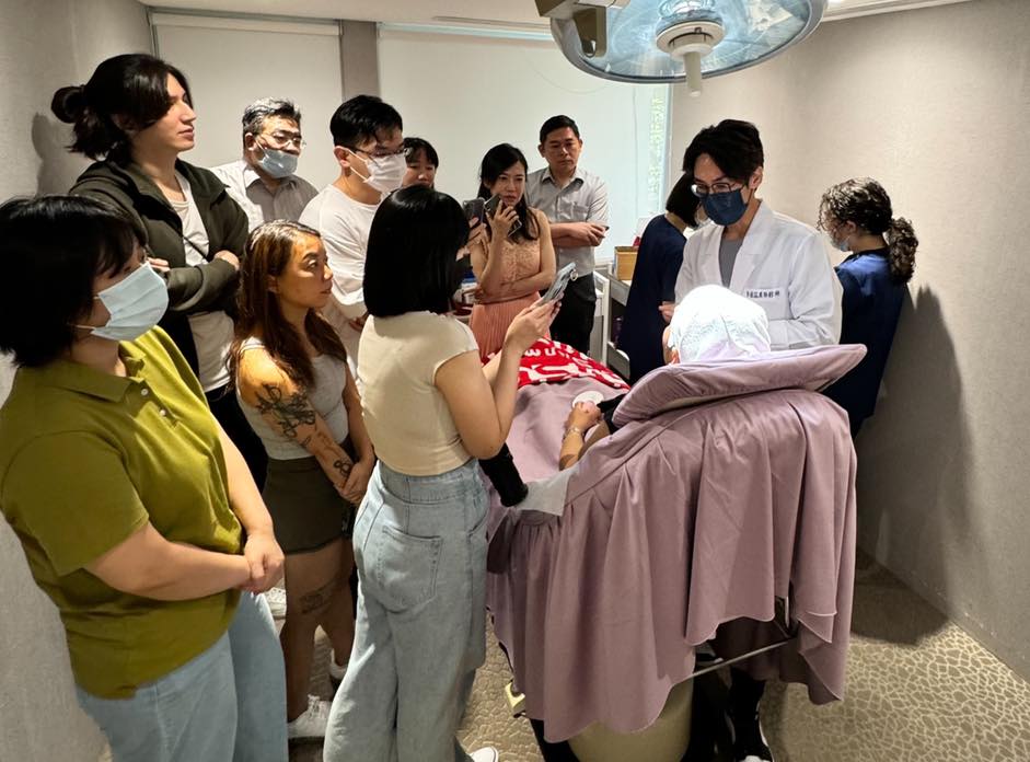 醫生透過膠原蛋白注射進行熊貓眼治療,解決黑眼圈和淚溝問題。