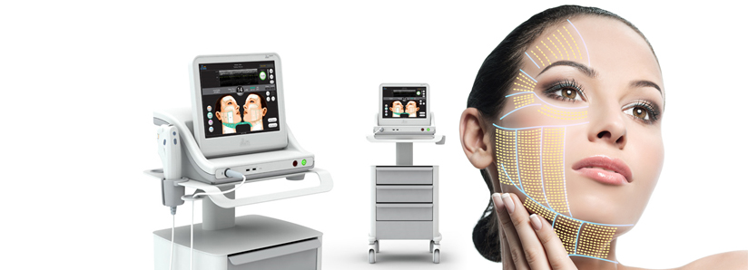 Ultherapy 儀器和一位女士的臉部，突出顯示了治療區域。示範了超聲波緊膚。